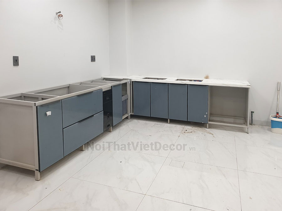 Noithatvietdecor Tủ bếp hiện đại chữ L có đảo, khung inox 304 sơn tĩnh điện, cánh kính viền nhôm