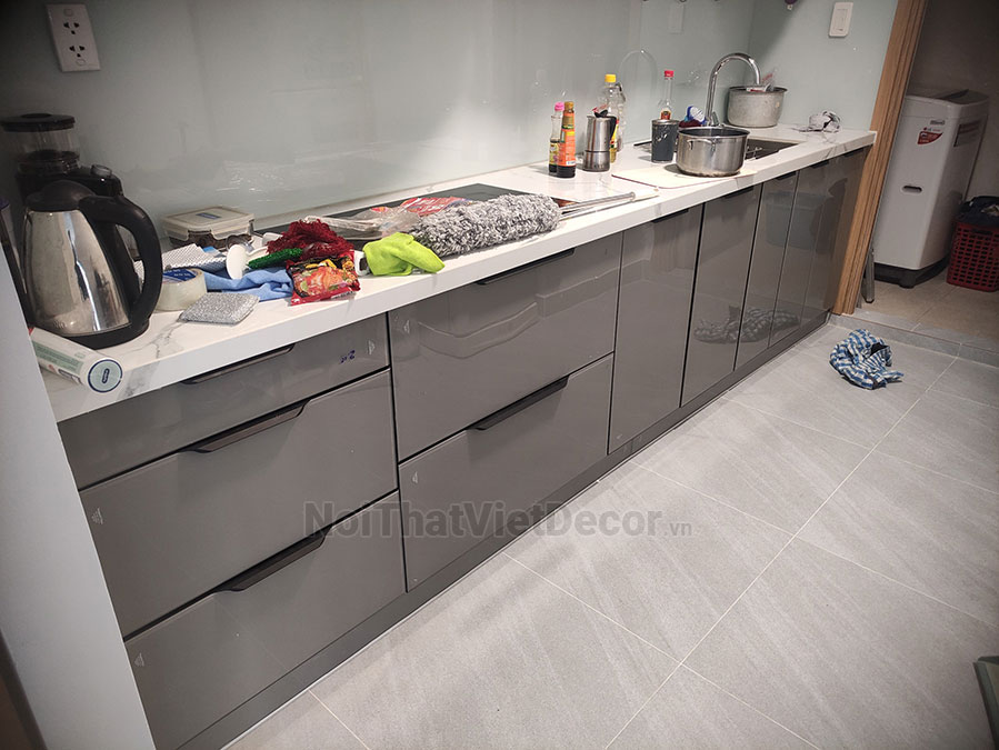 Tủ bếp hiện đại chữ I, khung inox 304 sơn tĩnh điện, cánh kính sơn màu viền nhôm, mặt bếp đá nhân tạo mable vân mây, ốp tường kính cường lực 8li - Hoàn thiện