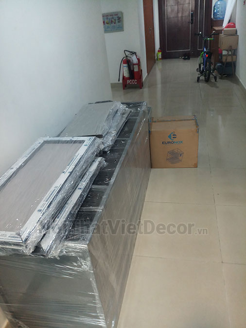 Tủ bếp hiện đại chữ I, khung inox 304 sơn tĩnh điện, cánh kính sơn màu viền nhôm, mặt bếp đá nhân tạo mable vân mây, ốp tường kính cường lực 8li - Thi công