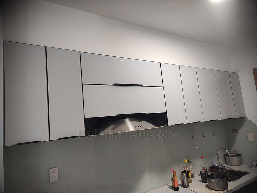 Tủ bếp hiện đại chữ I, khung inox 304 sơn tĩnh điện, cánh kính sơn màu viền nhôm, mặt bếp đá nhân tạo mable vân mây, ốp tường kính cường lực 8li - Hoàn thiện