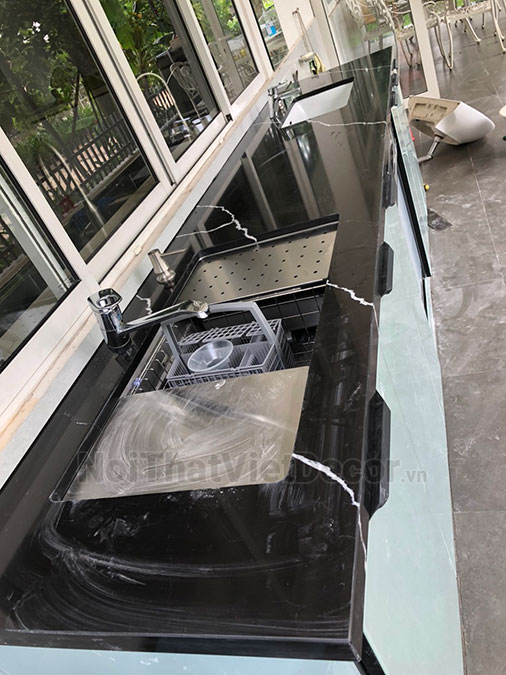 Tủ bếp hiện đại chữ I, khung inox 304 sơn tĩnh điện, cánh kính sơn màu viền nhôm, mặt bếp đá nhân tạo cao cấp Vicostone BQ8740 - Hoàn thiện