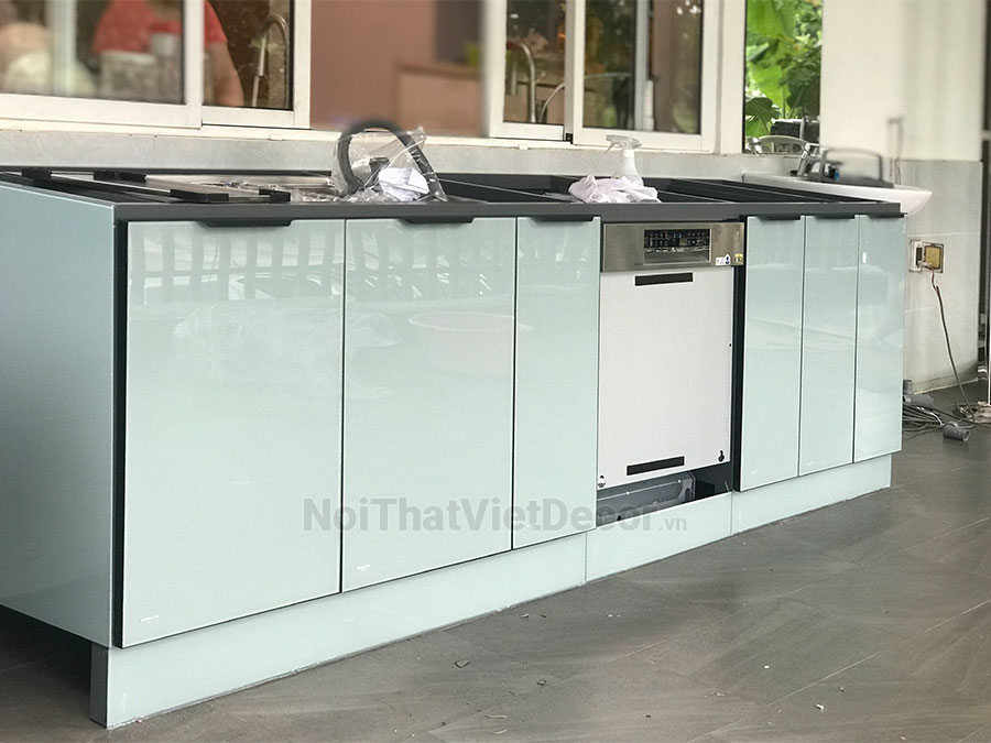 Tủ bếp hiện đại chữ I, khung inox 304 sơn tĩnh điện, cánh kính sơn màu viền nhôm, mặt bếp đá nhân tạo cao cấp Vicostone BQ8740 - Hoàn thiện