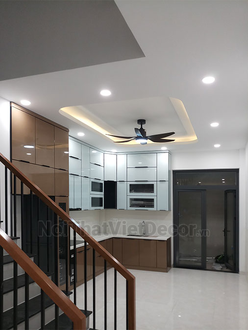 Noithatvietdecor Tủ bếp hiện đại chữ L, khung inox 304 sơn tĩnh điện, cánh kính viền nhôm, mặt đá và ốp tường đá nhân tạo cao cấp Vicostone BQ1080