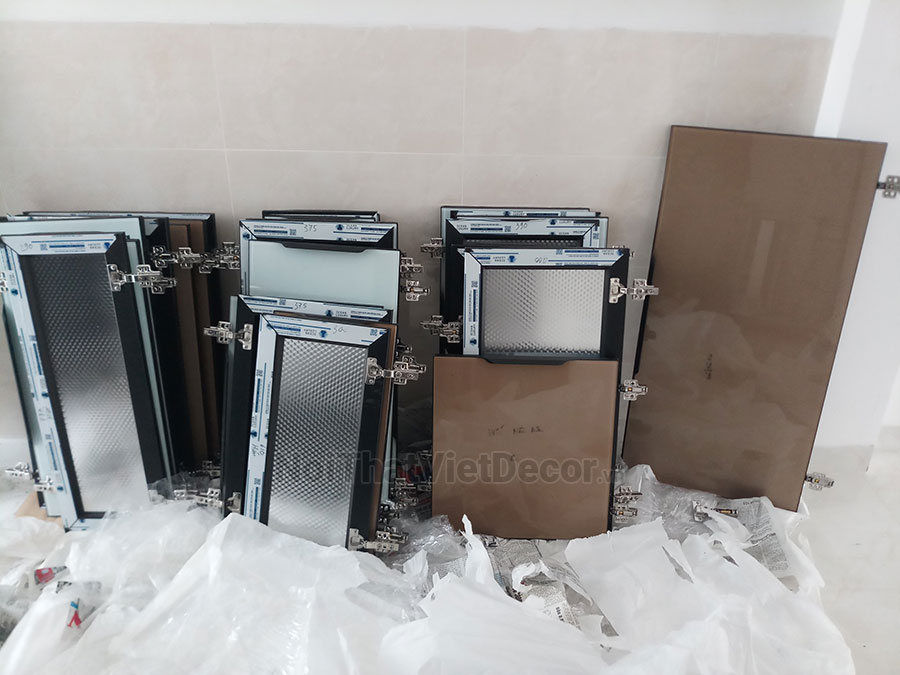 Noithatvietdecor Tủ bếp hiện đại chữ L, khung inox 304 sơn tĩnh điện, cánh kính viền nhôm, mặt đá và ốp tường đá nhân tạo cao cấp Vicostone BQ1080