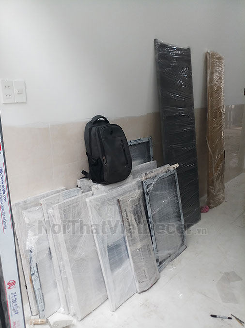 Noithatvietdecor Tủ bếp hiện đại chữ L, khung inox 304 sơn tĩnh điện, cánh kính viền nhôm, mặt đá và ốp tường đá nhân tạo cao cấp Vicostone BQ1080