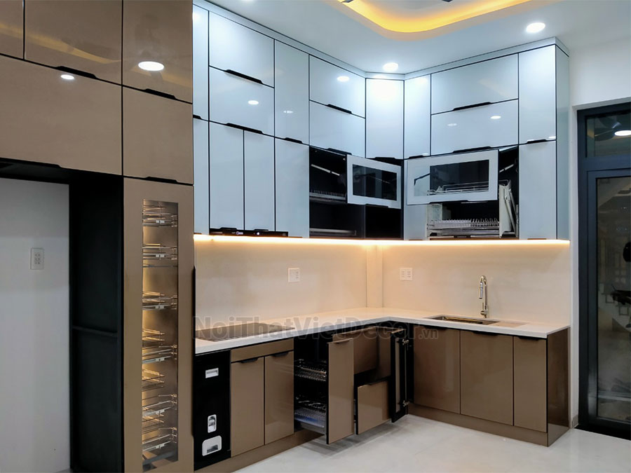 Noithatvietdecor Tủ bếp hiện đại chữ L, khung inox 304 sơn tĩnh điện, cánh kính viền nhôm, mặt đá và ốp tường đá nhân tạo cao cấp Vicostone BQ1080