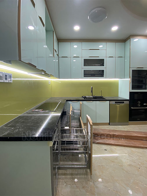 Tủ bếp hiện đại chữ L, khung inox 304 sơn tĩnh điện, cánh kính sơn màu viền nhôm, mặt bếp đá tự nhiên kim sa đen, ốp tường kính cường lực 8mm - Hoàn thiện