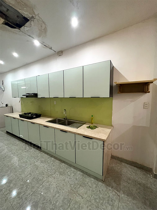 Tủ bếp hiện đại chữ I, khung inox 304 sơn tĩnh điện, cánh kính sơn màu viền nhôm, ốp tường kính cường lực 8mm, cải tạo tủ bếp xây gạch - Hoàn thiện