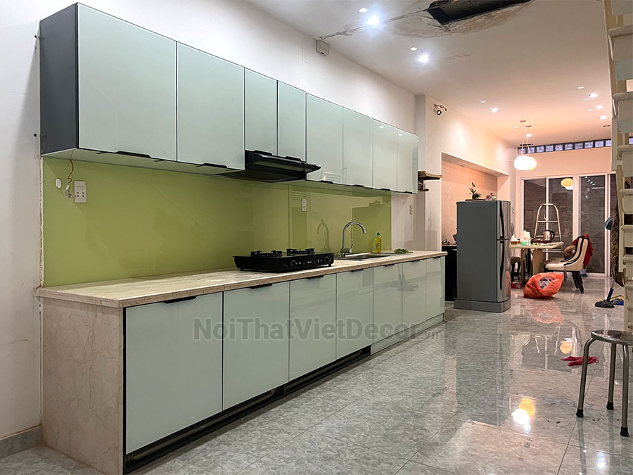 Tủ bếp hiện đại chữ I, khung inox 304 sơn tĩnh điện, cánh kính sơn màu viền nhôm, ốp tường kính cường lực 8mm, cải tạo tủ bếp xây gạch - Hoàn thiện