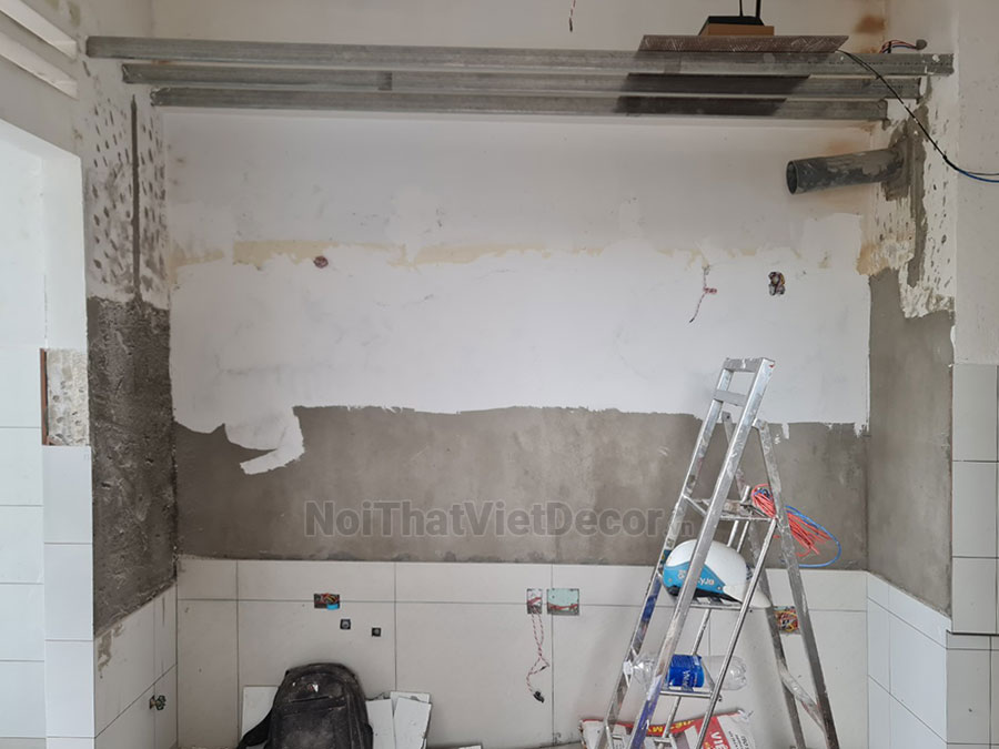 Tủ bếp hiện đại chữ I, gỗ công nghiệp MDF chống ẩm phủ melamine Thanh Thùy, mặt đá tự nhiên kim sa đen, ốp tường kính cường lực 8mm sơn màu - Thi công