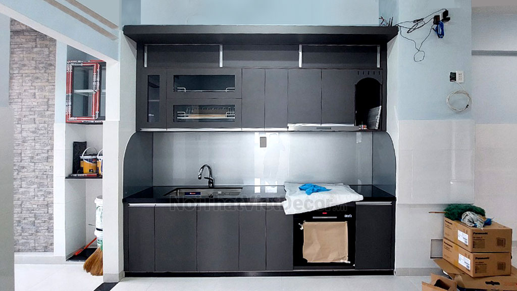 Tủ bếp hiện đại chữ I, gỗ công nghiệp MDF chống ẩm phủ melamine Thanh Thùy, mặt đá tự nhiên kim sa đen, ốp tường kính cường lực 8mm sơn màu - Hoàn thiện