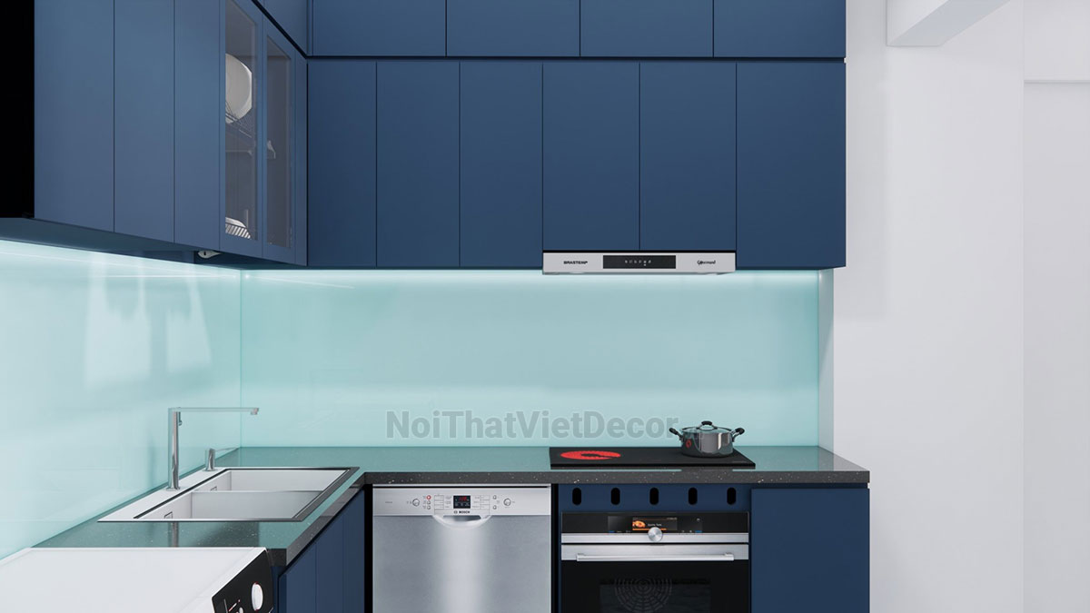 Tủ bếp hiện đại chữ L, MDF chống ẩm phủ melamine Thanh Thùy, mặt đá tự nhiên kim sa đen, ốp tường kính cường lực 8mm sơn màu - Phương án thiết kế phối cảnh 3D