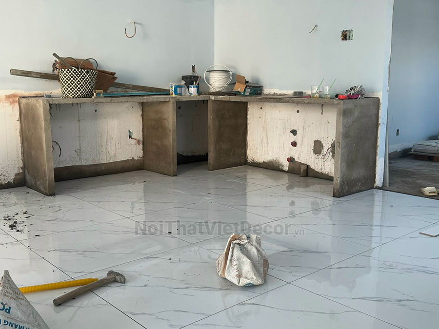 Tủ bếp hiện đại chữ L, khung inox 304 sơn tĩnh điện, cánh kính sơn màu viền nhôm, mặt bếp đá tự nhiên marble trắng vân mây, ốp tường kính cường lực 8mm - Hiện trạng khảo sát