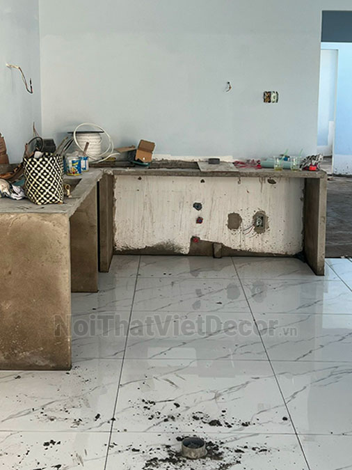 Tủ bếp hiện đại chữ L, khung inox 304 sơn tĩnh điện, cánh kính sơn màu viền nhôm, mặt bếp đá tự nhiên marble trắng vân mây, ốp tường kính cường lực 8mm - Hiện trạng khảo sát