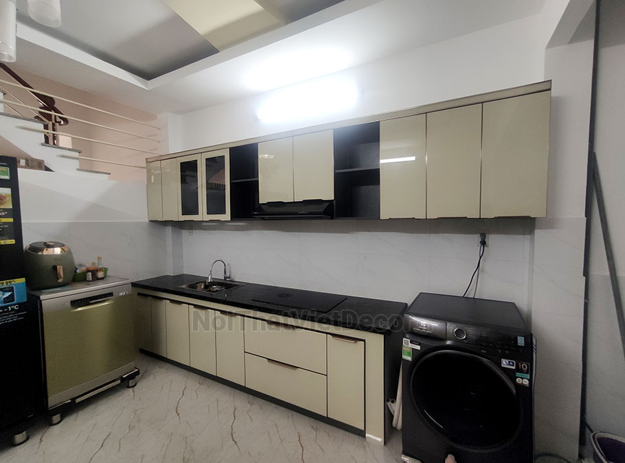 Tủ bếp hiện đại chữ I, khung nhôm ghép sơn tĩnh điện, cánh kính sơn màu viền nhôm, cải tạo tủ bếp xây gạch - Hoàn thiện