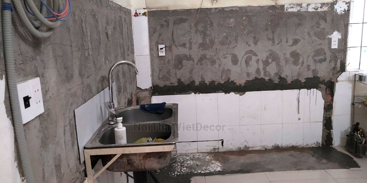 Tủ bếp hiện đại chữ L, khung inox 304 sơn tĩnh điện, cánh kính sơn màu viền nhôm, mặt đá nhân tạo cao cấp Vicostone BQ100, ốp tường kính cường lực 8mmsơn màu chỉ gương - Hình thi công
