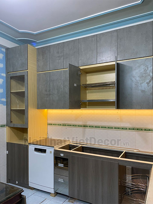 Tủ bếp hiện đại chữ L, tủ dưới nhựa phủ PVC, tủ trên mdf chống ẩm phủ melamine Thanh Thùy, mặt đá nhân tạo cao cấp Vicostone BQ1080, ốp tường kính cường lực 8mm sơn màu - Hoàn thiện