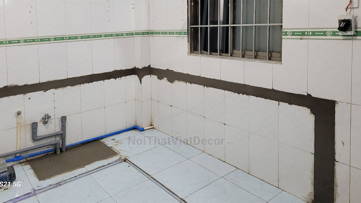 Tủ bếp hiện đại chữ L, tủ dưới nhựa phủ PVC, tủ trên mdf chống ẩm phủ melamine Thanh Thùy, mặt đá nhân tạo cao cấp Vicostone BQ1080, ốp tường kính cường lực 8mm sơn màu - Khảo sát