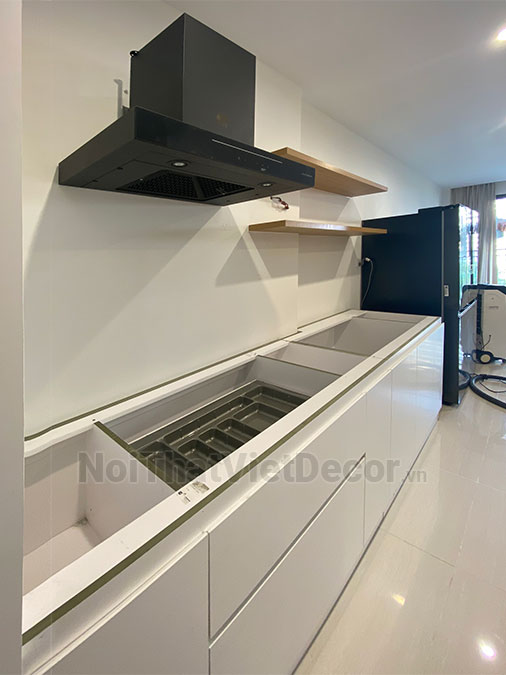 Tủ bếp hiện đại chữ I, gỗ công nghiệp An Cường MDF lõi xanh chống ẩm phủ melamine, mặt đá nhân tạo cao cấp solid surface S028 - Thi công