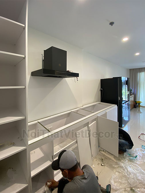 Tủ bếp hiện đại chữ I, gỗ công nghiệp An Cường MDF lõi xanh chống ẩm phủ melamine, mặt đá nhân tạo cao cấp solid surface S028 - Thi công