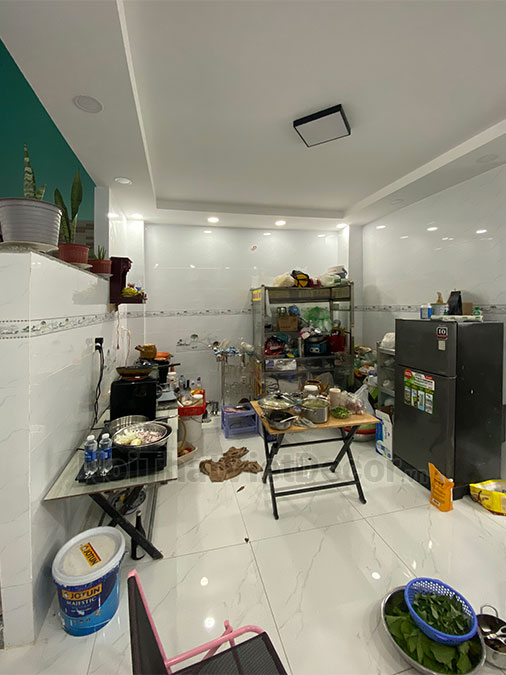 Tủ bếp hiện đại chữ L, gỗ công nghiệp MDF chống ẩm phủ melamine Hồng Nghi, mặt đá tự nhiên kim sa đen - Hiện trạng khảo sát