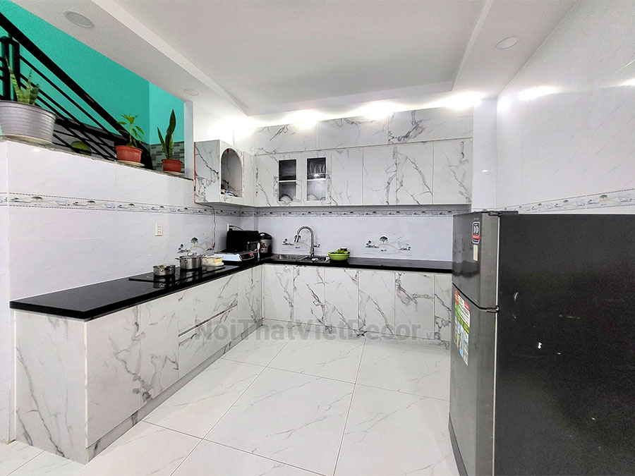 Tủ bếp hiện đại chữ L, gỗ công nghiệp MDF chống ẩm phủ melamine Hồng Nghi, mặt đá tự nhiên kim sa đen - Hoàn thiện