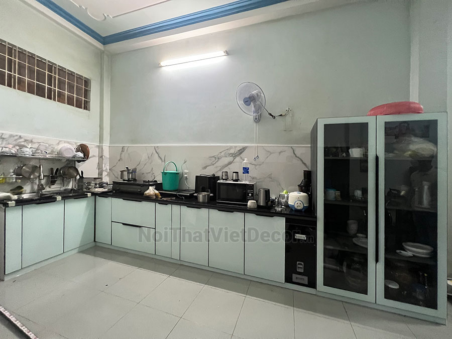 Tủ bếp hiện đại chữ L, khung inox 304 sơn tĩnh điện, cánh kính sơn màu viền nhôm, cải tạo tủ bếp xây gạch, bê tông - Hoàn thiện