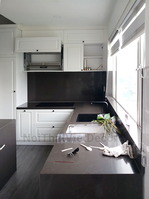 Noithatvietdecor Tủ bếp tân cổ điển chữ L có đảo, gỗ công nghiệp MDF chống ẩm phủ melamine An Cường, cánh pano sơn 2k, mặt đá vicostone BQ8390