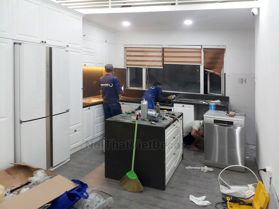 Noithatvietdecor Tủ bếp tân cổ điển chữ L có đảo, gỗ công nghiệp MDF chống ẩm phủ melamine An Cường, cánh pano sơn 2k, mặt đá vicostone BQ8390
