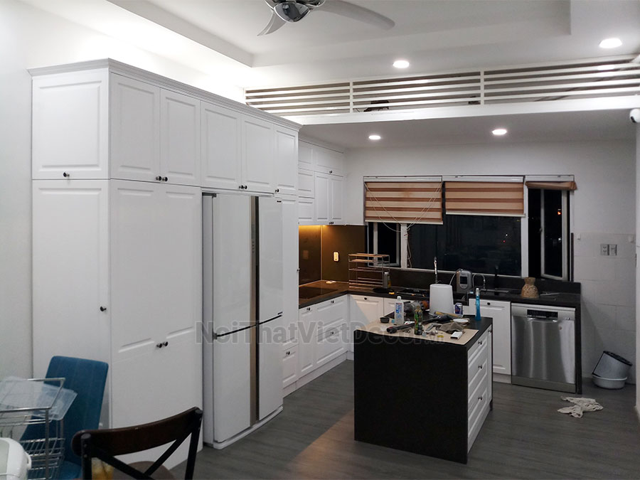 Noithatvietdecor Tủ bếp tân cổ điển chữ L có đảo, gỗ công nghiệp MDF chống ẩm phủ melamine An Cường, cánh pano sơn 2k, mặt đá vicostone BQ8390