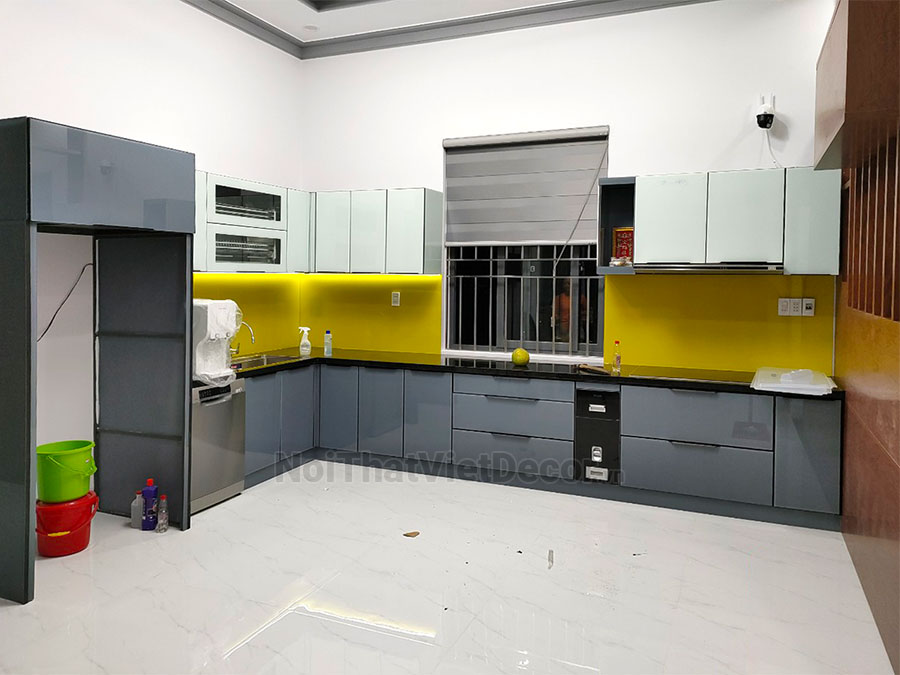 Noithatvietdecor Tủ bếp hiện đại chữ L, khung inox 304 sơn tĩnh điện, cánh kính viền nhôm, mặt đá kim sa đen, ốp tường kính cường lực 8li sơn màu
