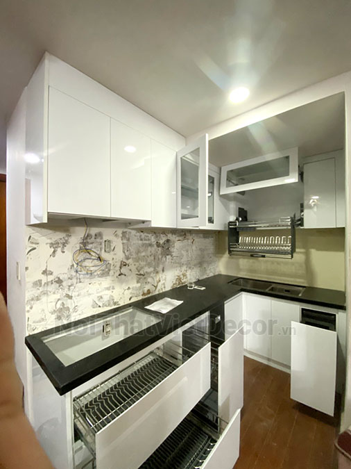 Tủ bếp hiện đại chữ L, khung nhựa Picomat, cánh MDF chống ẩm phủ melamine hoặc acrylic An Cường, mặt đá tự nhiên kim sa đen, ốp tường kính cường lực 8mm sơn màu - Thi công