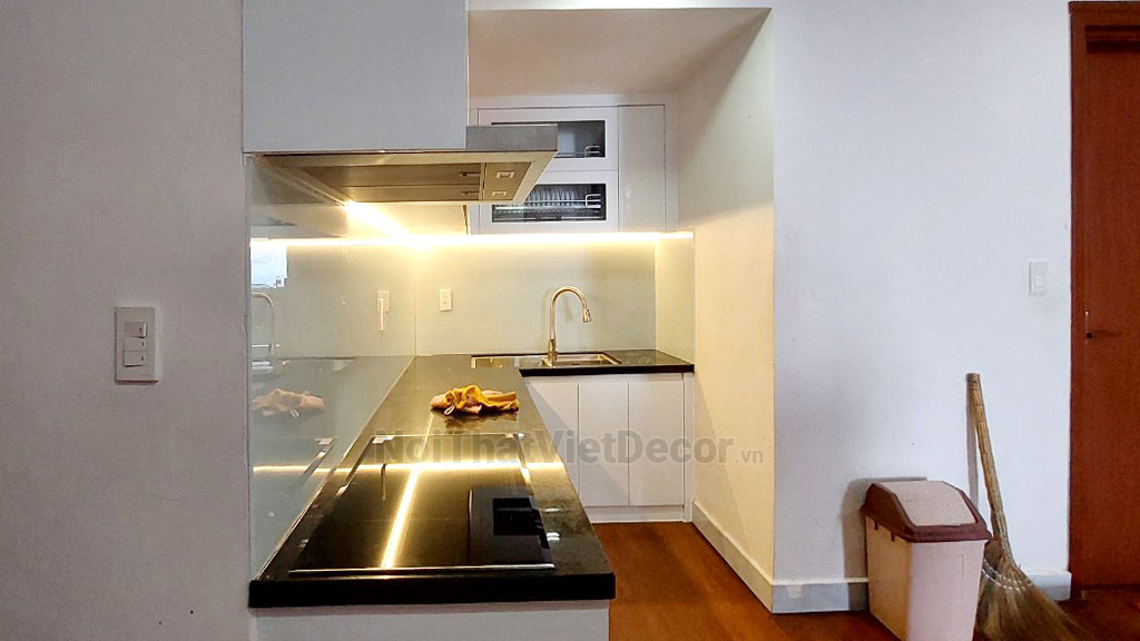 Tủ bếp hiện đại chữ L, khung nhựa Picomat, cánh MDF chống ẩm phủ melamine hoặc acrylic An Cường, mặt đá tự nhiên kim sa đen, ốp tường kính cường lực 8mm sơn màu - Hoàn thiện