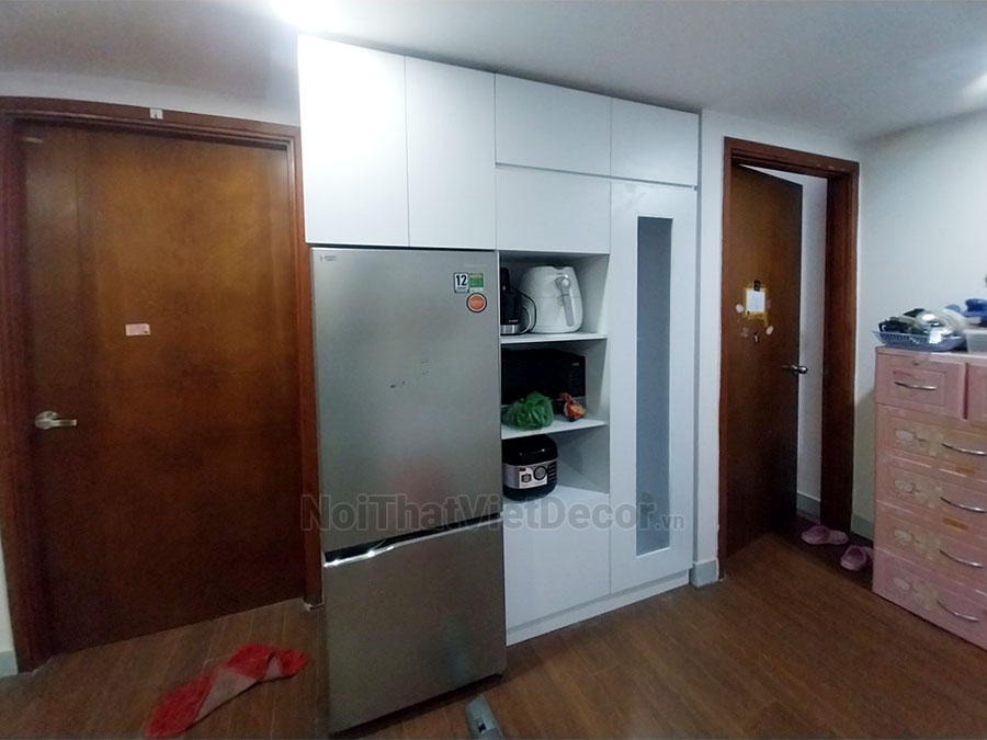 Tủ bếp hiện đại chữ L, khung nhựa Picomat, cánh MDF chống ẩm phủ melamine hoặc acrylic An Cường, mặt đá tự nhiên kim sa đen, ốp tường kính cường lực 8mm sơn màu - Hoàn thiện