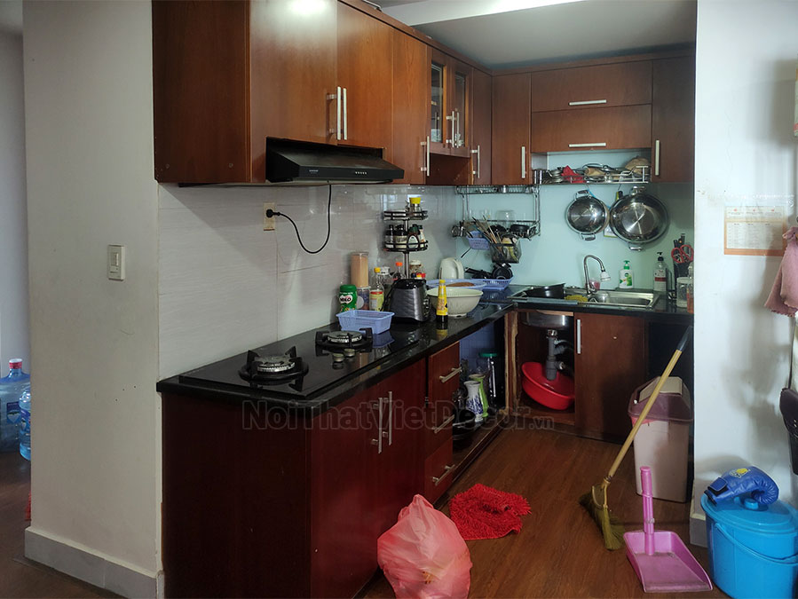Tủ bếp hiện đại chữ L, khung nhựa Picomat, cánh MDF chống ẩm phủ melamine hoặc acrylic An Cường, mặt đá tự nhiên kim sa đen, ốp tường kính cường lực 8mm sơn màu - Hiện trạng khảo sát