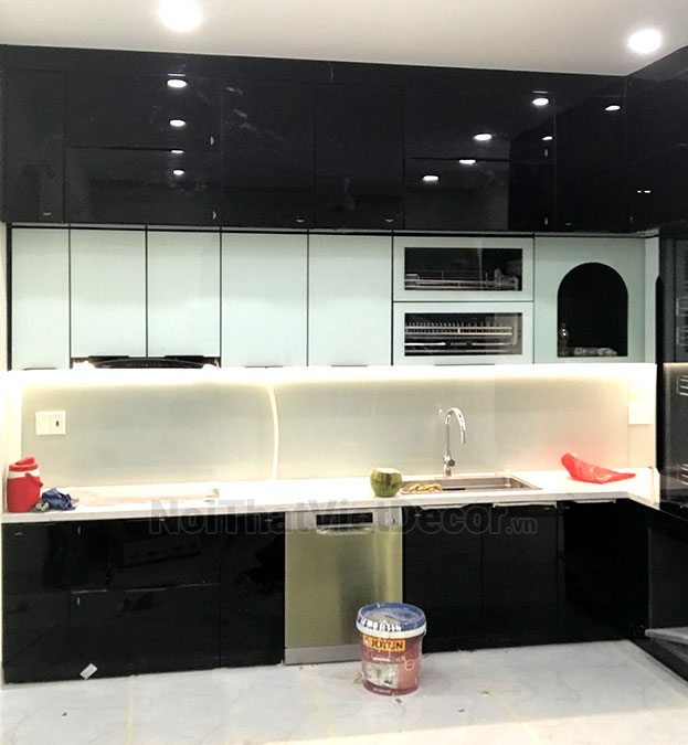 Tủ bếp hiện đại chữ L, khung inox 304 sơn tĩnh điện, cánh kính sơn màu viền nhôm, mặt đá trắng marble vân mây, ốp tường kính cường lực 8mm sơn màu - Hoàn thiện
