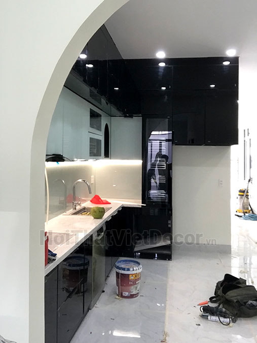 Tủ bếp hiện đại chữ L, khung inox 304 sơn tĩnh điện, cánh kính sơn màu viền nhôm, mặt đá trắng marble vân mây, ốp tường kính cường lực 8mm sơn màu - Hoàn thiện