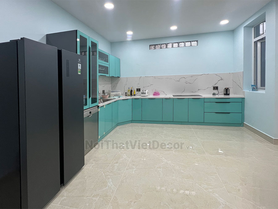 Tủ bếp hiện đại chữ L, khung inox 304 sơn tĩnh điện, cánh kính sơn màu viền nhôm, mặt bếp và ốp tường đá marble trắng vân mây - Hoàn thiện