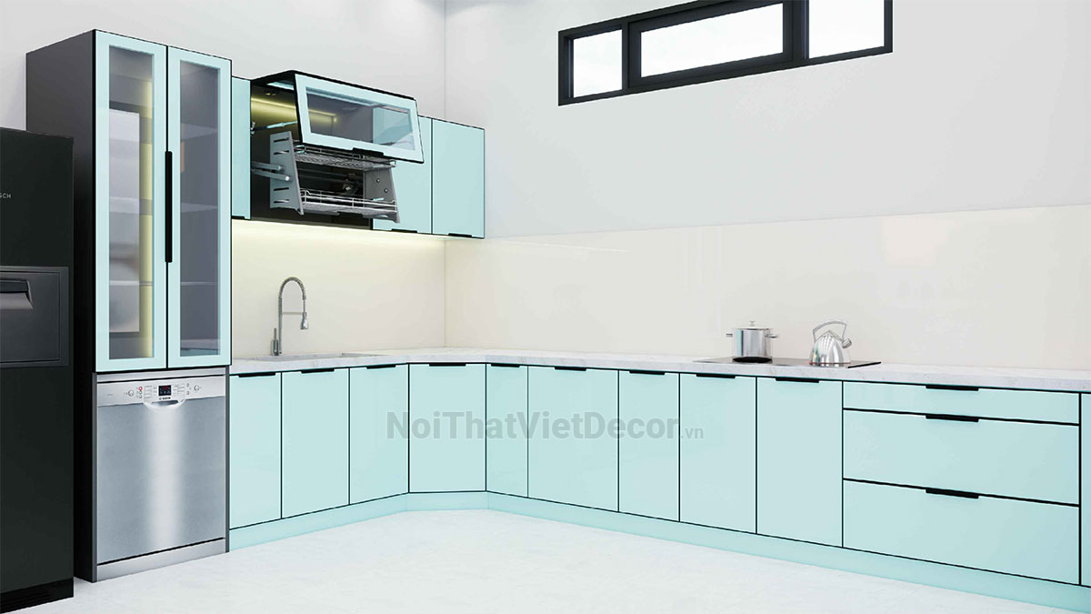 Tủ bếp hiện đại chữ L, khung inox 304 sơn tĩnh điện, cánh kính sơn màu viền nhôm, mặt bếp và ốp tường đá marble trắng vân mây - Phương án thiết kế phối cảnh 3D
