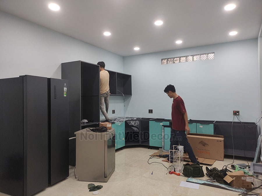 Tủ bếp hiện đại chữ L, khung inox 304 sơn tĩnh điện, cánh kính sơn màu viền nhôm, mặt bếp và ốp tường đá marble trắng vân mây - Thi công