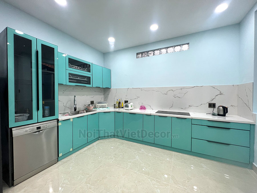 Tủ bếp hiện đại chữ L, khung inox 304 sơn tĩnh điện, cánh kính sơn màu viền nhôm, mặt bếp và ốp tường đá marble trắng vân mây - Hoàn thiện