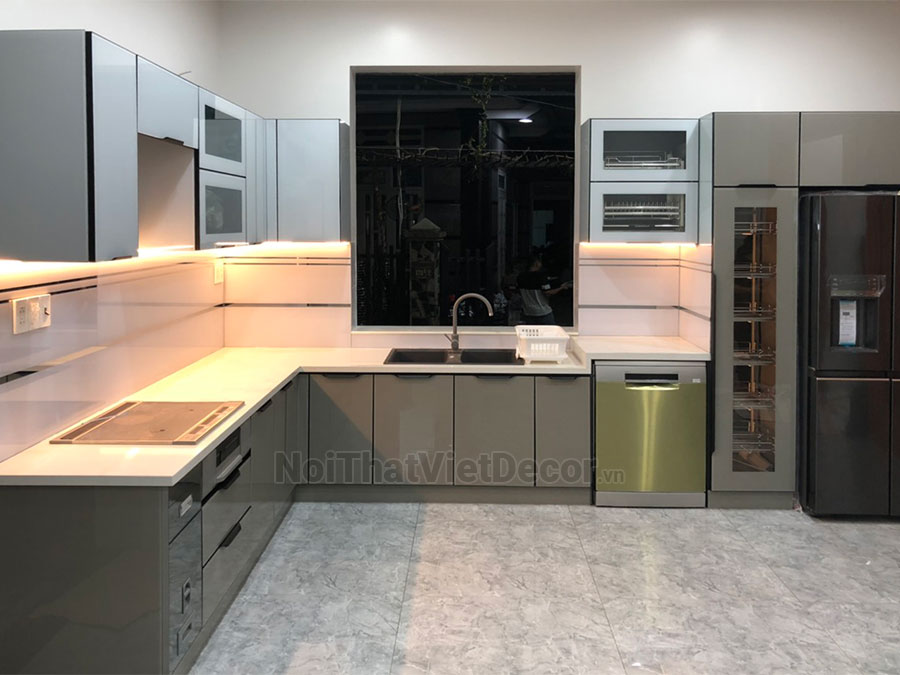 Noithatvietdecor Tủ bếp hiện đại chữ L, khung inox 304 sơn tĩnh điện, cánh kính viền nhôm, mặt đá nhân tạo cao cấp vicostone BQ8221