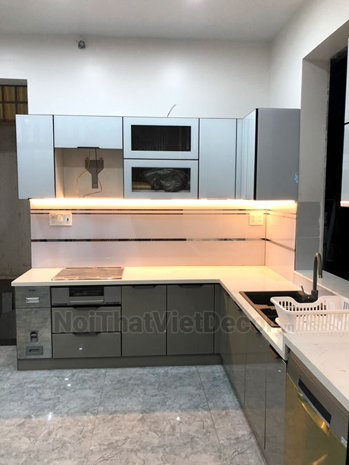 Noithatvietdecor Tủ bếp hiện đại chữ L, khung inox 304 sơn tĩnh điện, cánh kính viền nhôm, mặt đá nhân tạo cao cấp vicostone BQ8221