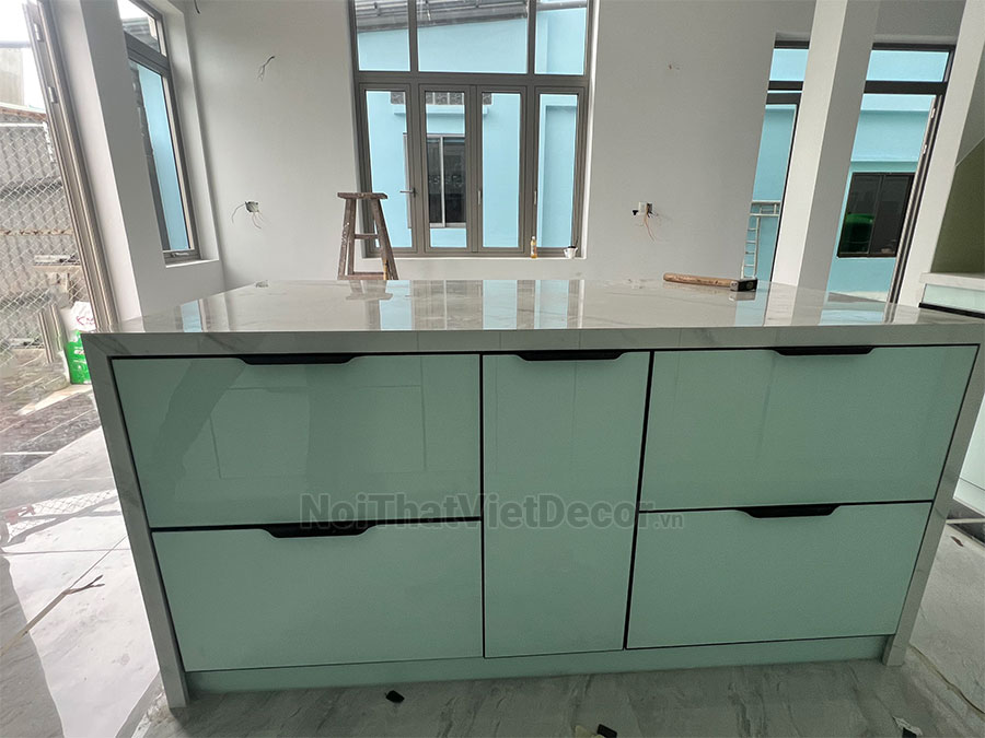 Tủ bếp hiện đại chữ L có đảo, khung inox 304 sơn tĩnh điện, cánh kính sơn màu viền nhôm, mặt bếp đá nhân tạo marble trắng vân mây, ốp tường kính cường lực 8mm - Hoàn thiện