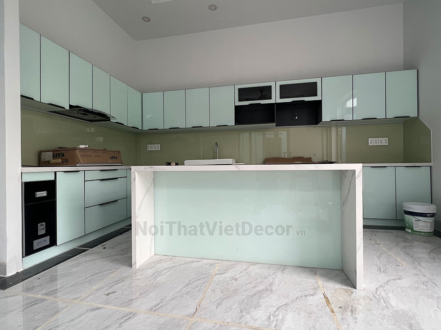 Tủ bếp hiện đại chữ L có đảo, khung inox 304 sơn tĩnh điện, cánh kính sơn màu viền nhôm, mặt bếp đá nhân tạo marble trắng vân mây, ốp tường kính cường lực 8mm - Hoàn thiện