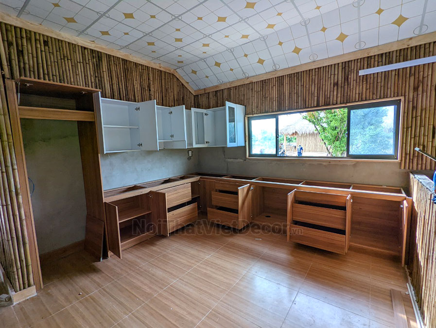 Noithatvietdecor Tủ bếp hiện đại chữ L, gỗ công nghiệp MDF chống ẩm phủ melamine Hồng Nghi