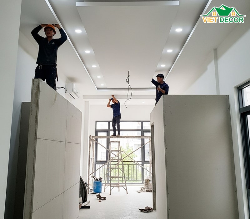 Lắp đặt trần thạch cao, vách ngăn (nếu có)