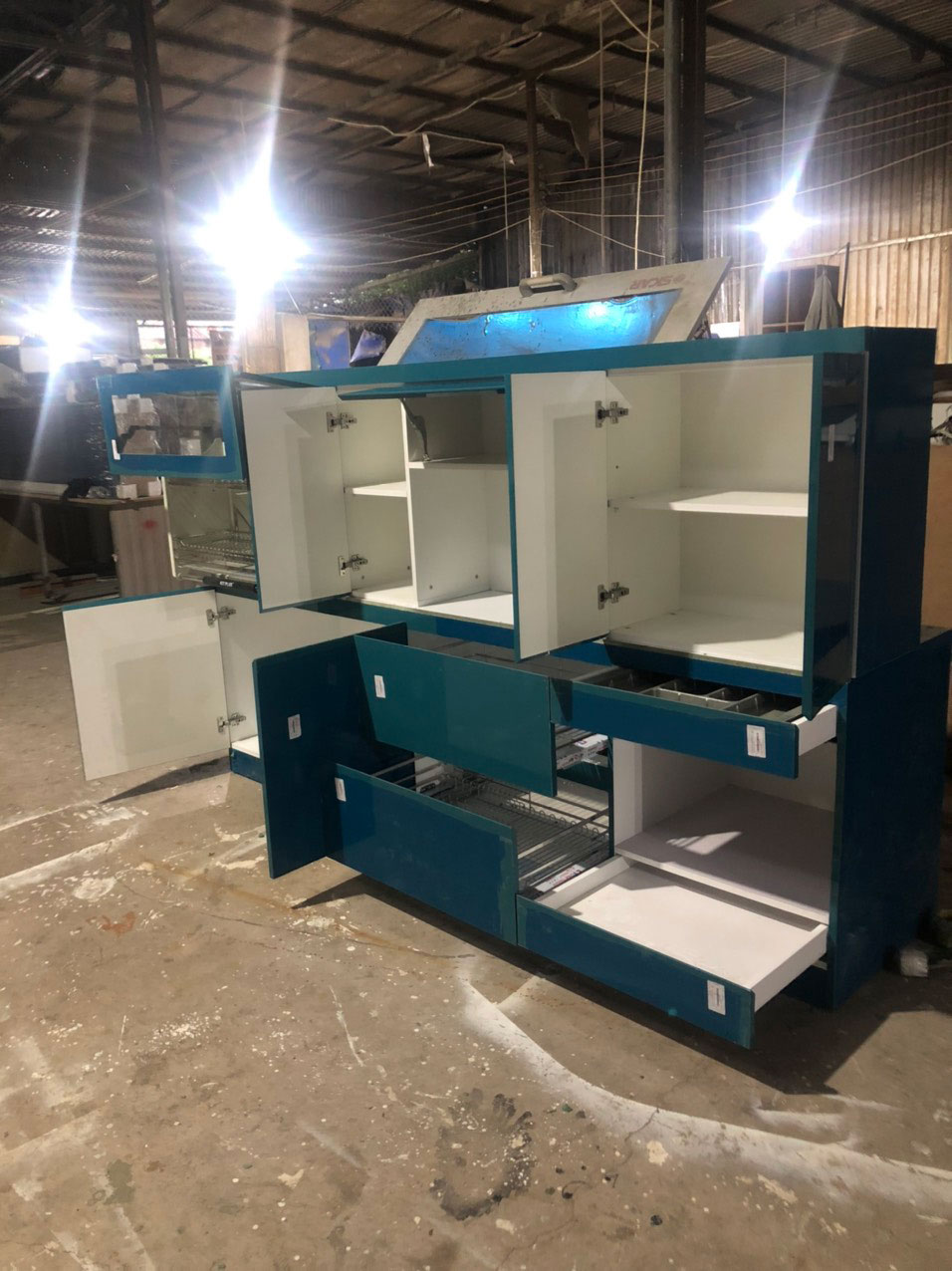 Tủ bếp hiện đại chữ I, gỗ công nghiệp MDF lõi xanh chống ẩm phủ acrylic An Cường
