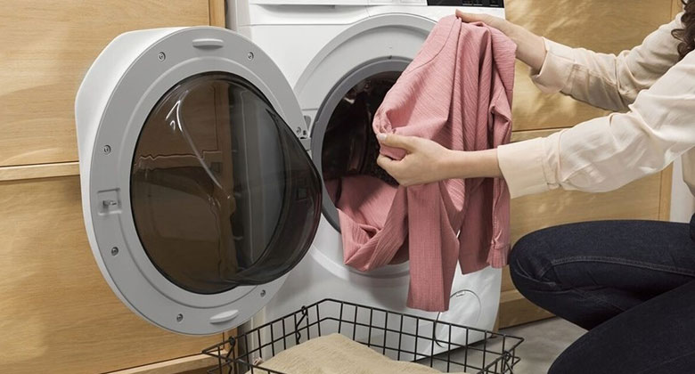 Máy giặt Electrolux 10kg - Dễ dàng lấy đồ ra khỏi máy