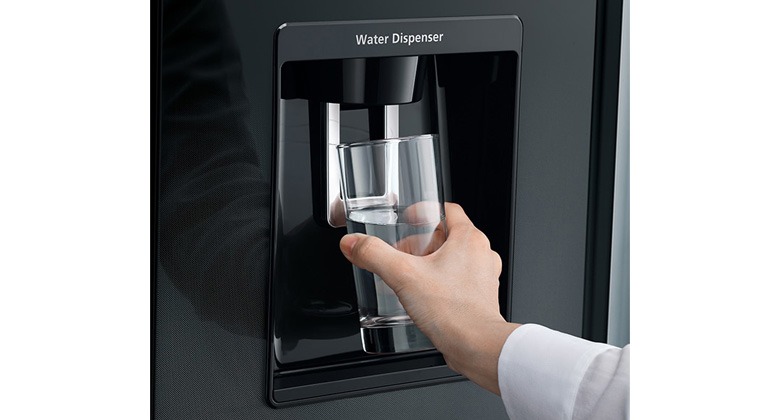 Làm Đá Tự Động và Lấy Nước Bên Ngoài Tiện Lợi